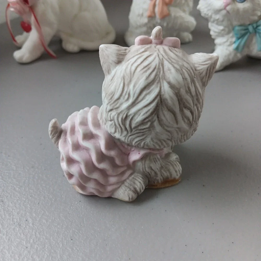 6‎ White Porcelain Ceramic Kitty Cat with Heart & Flower Neck Bow Vintage MCM
